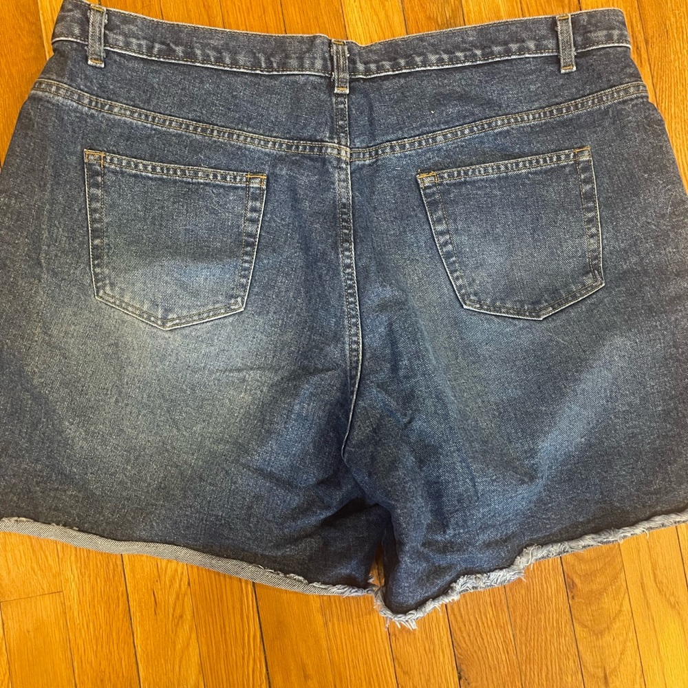 Shorts - Picture 2 of 3